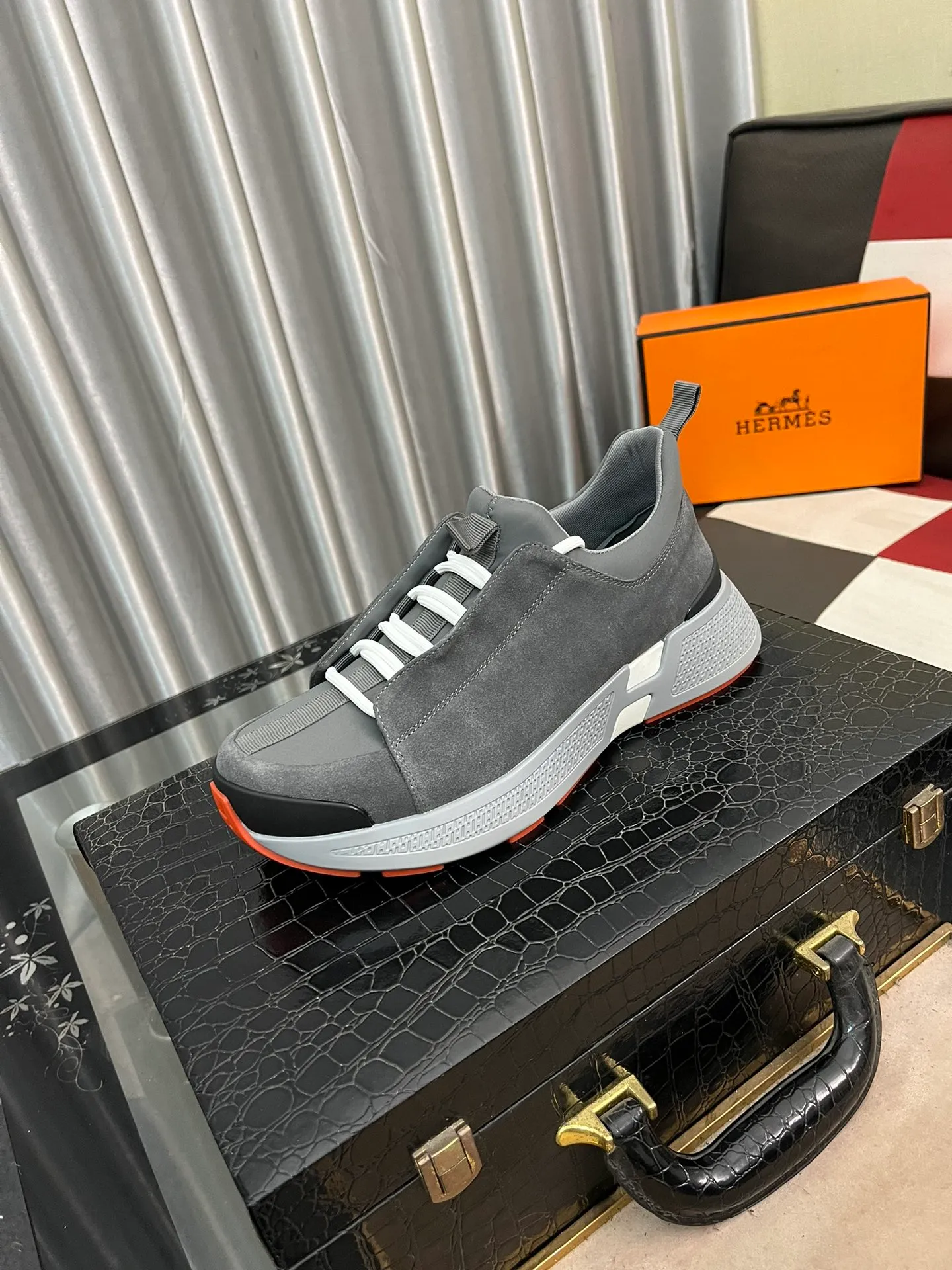 Men's shoes 💰: 560⌚️⌚️[Hermes] New sports shoes Hermès are the most comfortable shoes, no one else⃣️, they are very light on the feet and very good-looking, you will not feel tired when you go shopping and running around 👍 Very light and comfortable, extremely light, perfect for both sports and leisure! It’s up to you to choose, there’s always what you want~ Comes with a full set of packaging gift bags and invoices ✔️Fabric: imported first-layer cowhide ✔️Inner lining: breathable mesh ✔️Outsole: genuine leather bottom ✔️Size: Men 38-44 (45 custom-made) 5️⃣colors available
